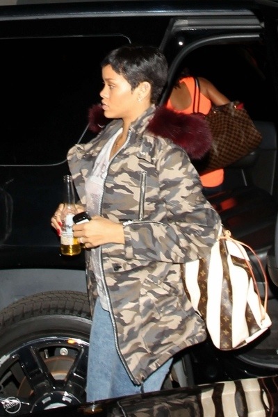 Rihanna’s super big Louis Vuitton bag | CocoCosmo